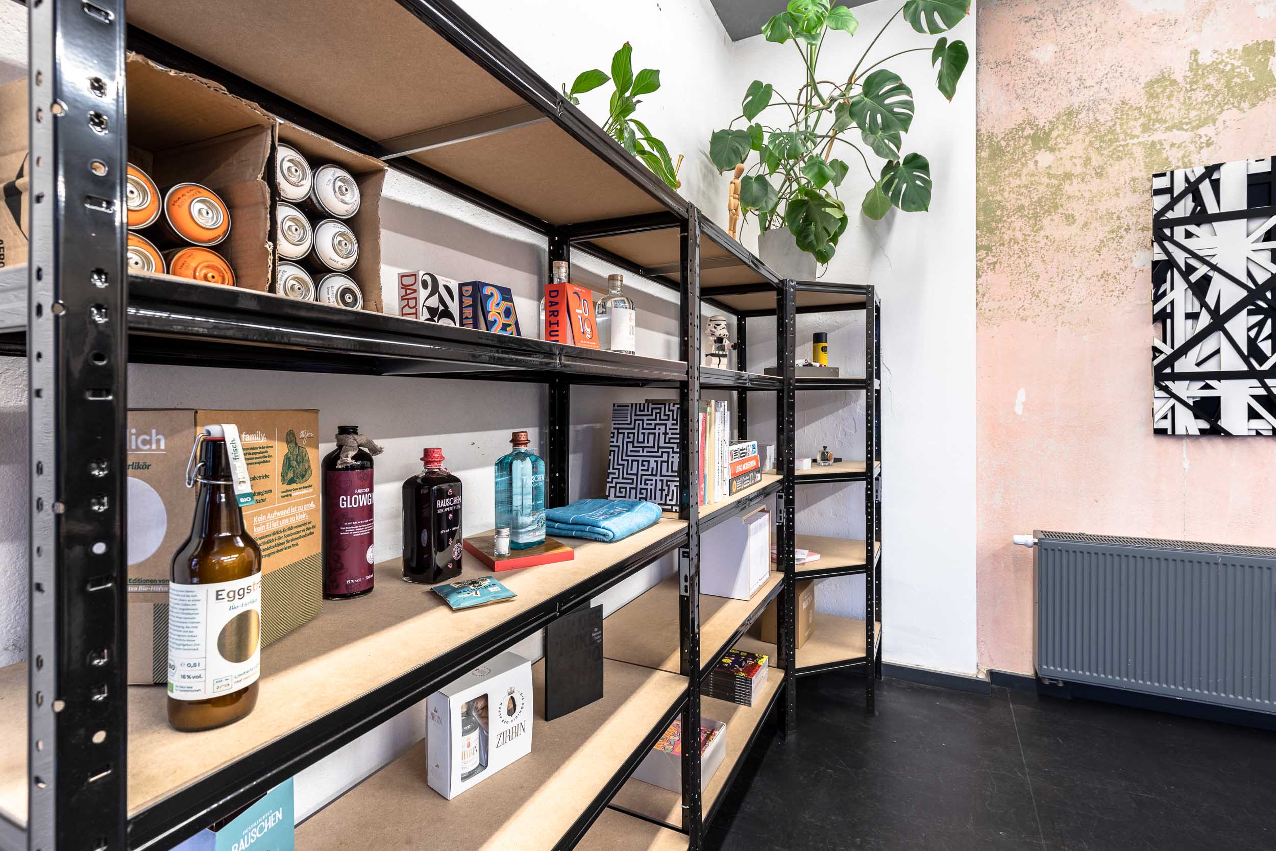 Úzke regály v zostave do interiéru